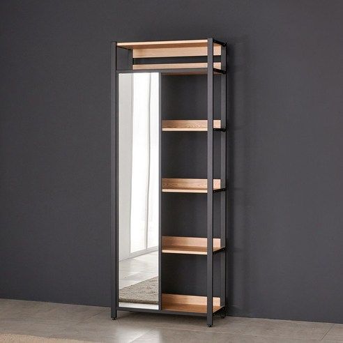 Шкаф для обуви с открытыми полками и зеркалом на фоне стены